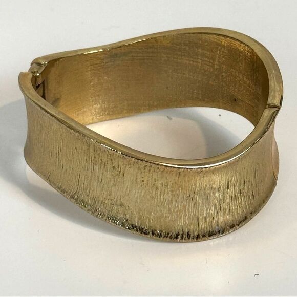 Vintage Gold Tone Textured Wavy 1” Hinged Bangle Bracelet - Picture 3 of 5